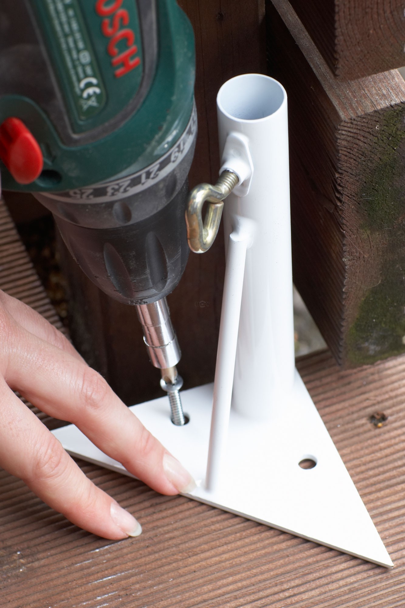 Triangular floor bracket for telescopic rods to extend