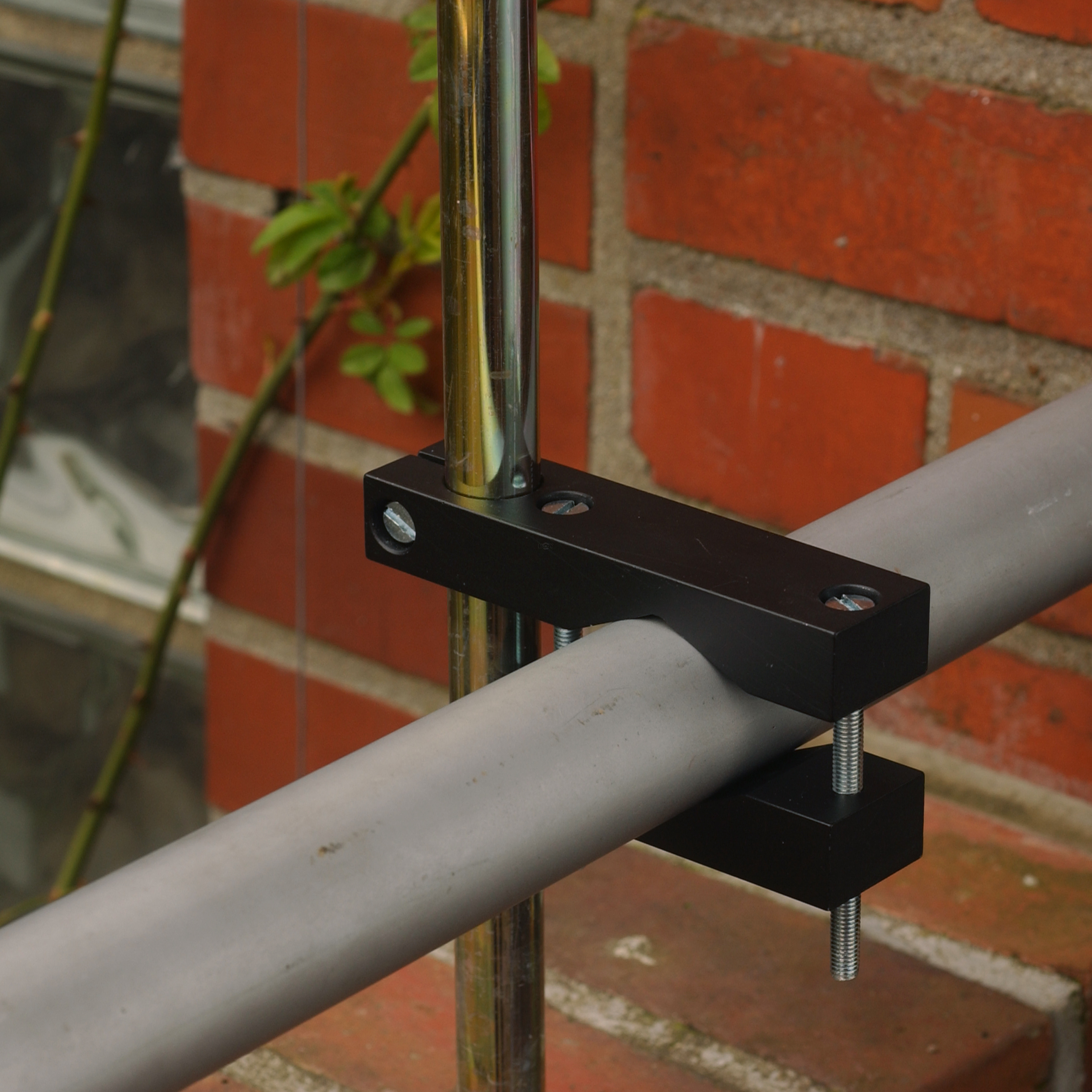 Teleskopstangenhalterung für einen runden Geländer Handlauf - von 30-60mm Ø - schwarz eloxiert Teleskopstangenhalterung für einen runden Geländer Handlauf - von 30-60mm Ø - schwarz eloxiert