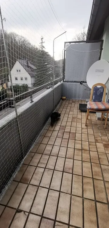 Katzennetz am Etagenbalkon mit Leiste und Schrauben an der Balkondecke befestigt