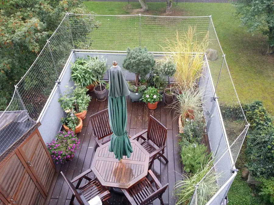 BOY-Katzennetz am freistehenden Balkon mit Wandhalterungen und Teleskopstangen befestigt